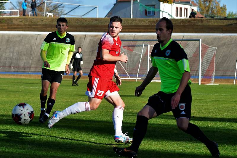 13. kolo FORTUNA divize A: Petřín Plzeň (červení) - Sedlčany 2:2.