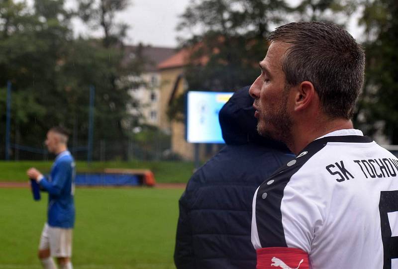 Fotbalisté TJ Jiskra Domažlice B (na archivním snímku fotbalisté v modrých dresech) vyzvou na domácí Střelnici rivala z Rokycan, lídra FORTUNA divize A.