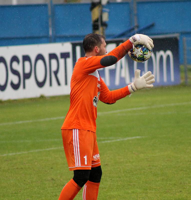 FK Robstav Přeštice (žlutí) vs. SK Petřín Plzeň (červení) 3:1.