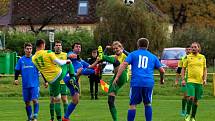 Na jihu Plzeňska podlehly Lužany (na snímku ve žlutých dresech) Dvorci vysoko 0:6 (v modrém).