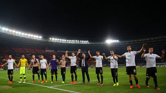 Fotbalisté Plzně na hřišti rakouské Austrie Vídeň získali bod za remízu 0:0. Po zápase vyrazili poděkovat svým fanouškům, kterých do Rakouska dorazilo několik stovek