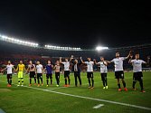 Fotbalisté Plzně na hřišti rakouské Austrie Vídeň získali bod za remízu 0:0. Po zápase vyrazili poděkovat svým fanouškům, kterých do Rakouska dorazilo několik stovek