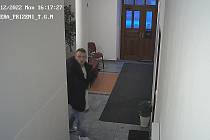 Muže zachyceného na kamerovém záznamu hledá policie.