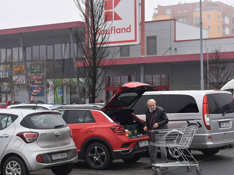 Prodejci v obchodech se chrání, jak mohou. Zatímco v malých krámcích nepouštěli ve středu dovnitř nikoho bez roušky, v plzeňském Kauflandu se museli smířit s tím, že někteří zákazníci se nijak nechrání. To totiž ještě neplatilo nové nařízení vlády.