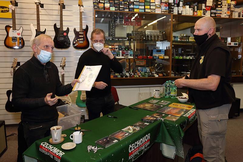 Folkrocková skupina Čechomor potěšila své příznivce předvánoční autogramiádou k desce Radosti života v plzeňském obchodě Hudebniny Houdek.
