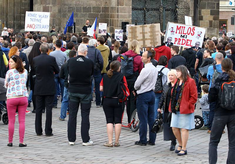 Na plzeňském náměstí Republiky v pondělí protestovali lidé proti současné vládě Andreje Babiše.