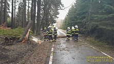 Kvůli silnému větru a stoupajícím hladinám řek byly letošní vánoční svátky pro hasiče v Plzeňském kraji hodně rušné.