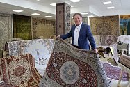 Prodejna s pravými perskými koberci se otevírá v Plzni.