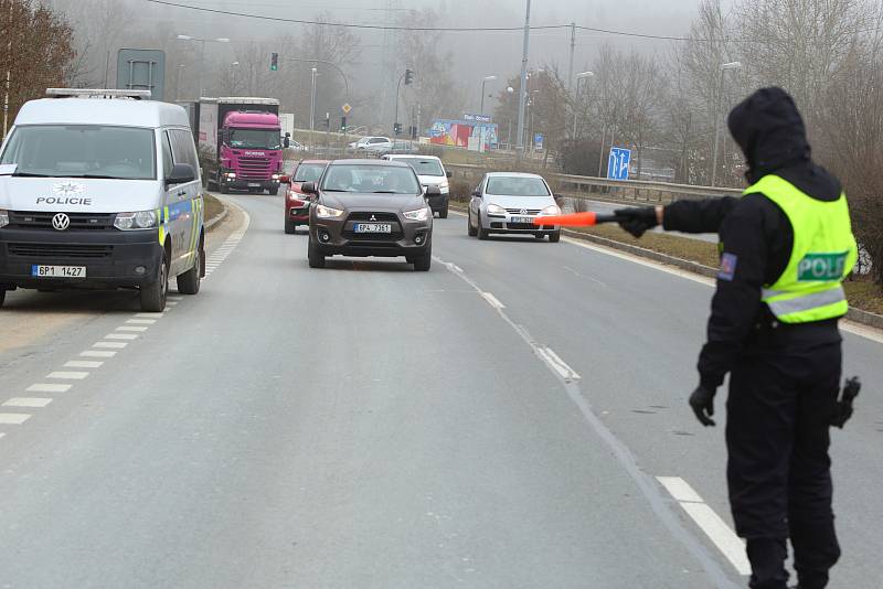 Policejní namátkové kontroly na výjezdu na Třemošnou