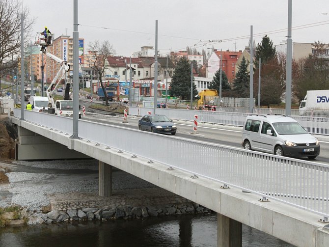 Náročná rekonstrukce mostů na Rokycanské třídě, která trvala jeden a půl roku,  je u konce