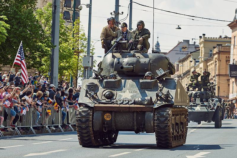 Konvoj svobody s více než 250 historickými vojenskými vozidly projel v neděli centrem města a zakončil letošní Slavnosti svobody. Přehlídky si zúčastnili i tři američtí a dva belgičtí účastníci osvobození v roce 1945, kterým mávaly tisíce lidí.