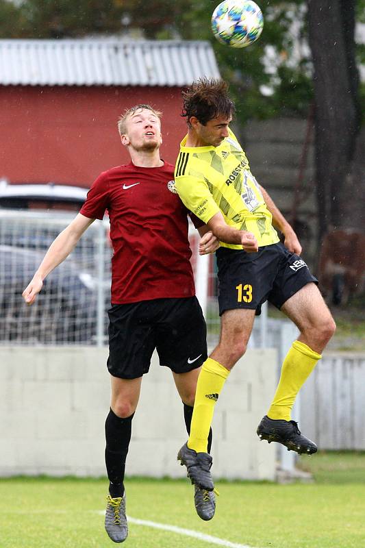 Divize A, 8. kolo: Přeštice (ve žlutém) vs. Doubravka.