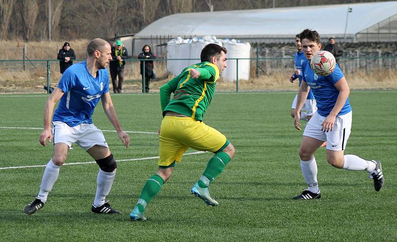 Fotbalisté SK Rapid Plzeň (na archivním snímku hráči v modrých dresech) porazili o víkendu soupeře z Tlumačova (zelení) 3:1.