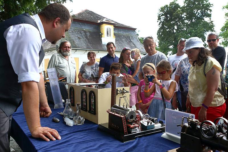 Slavnost na zámku Kozel u Plzně přenesla návštěvníky do dob Arnošta z Valdštejna, zakladatele plzeňské strojírny. K vidění byly funkční modely parních strojů, ukázky výcviku dobového jezdectva a armády, ale třeba i taneční a hudební vystoupení.