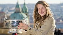 Barbora Strýcová s trofejí pro vítězky Fed Cupu