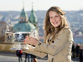 Barbora Strýcová s trofejí pro vítězky Fed Cupu