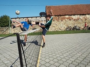 Na zahradě Kulturního domu v Úhercích se konal podzimní turnaj v nohejbalu a petangue.