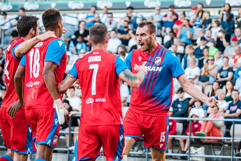 Čeští šampioni vstoupili do 2. předkola Ligy mistrů vítězství 2:1 na umělé trávě HJK Helsinky.