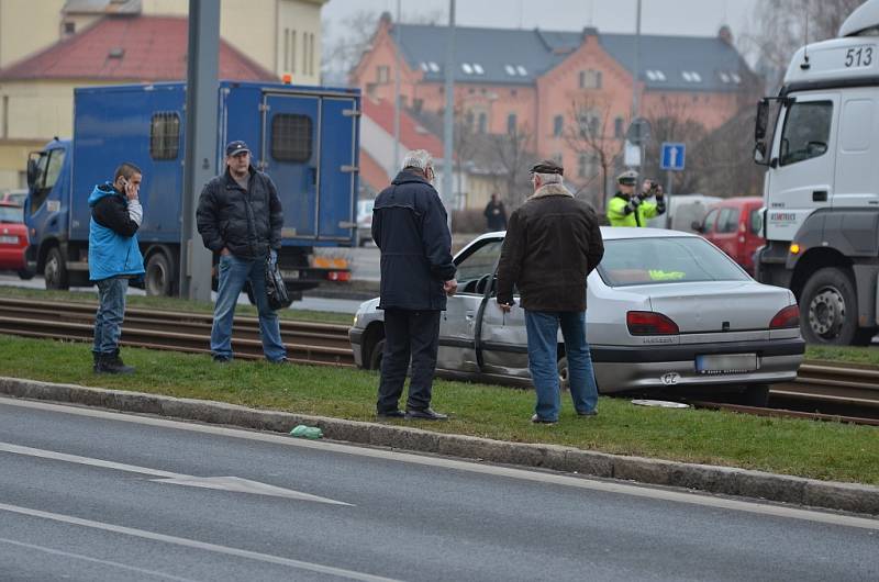 Auto skončilo na kolejích