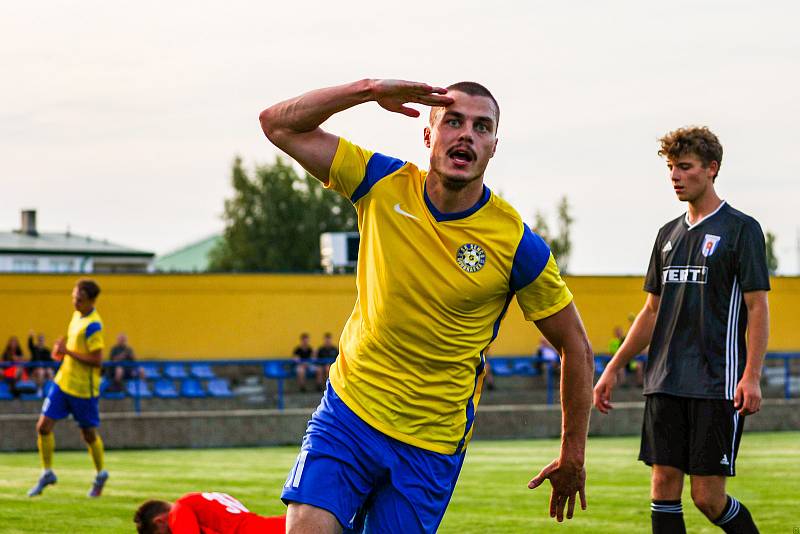 5. kolo FORTUNA divize A: SK SENCO Doubravka (na snímku fotbalisté ve žlutých dresech) - Spartak Soběslav 3:1.