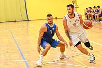 Basketbalisté Plzně (v bílém) v utkání s týmem SP Basket.