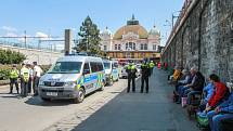 Policejní opatření na vlakovém nádraží v Plzni.