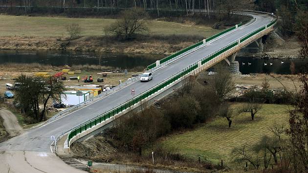 Dolanský most po rekonstrukci je od sobotního večera opět otevřený pro silniční dopravu.