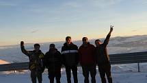 Parta pěti kamarádů z Nýřan a Staňkova, kteří se seznámili na závodech v autokrosu, dojeli starou Škodovkou a historickým Roburem až k hoře Ararat v Turecku.