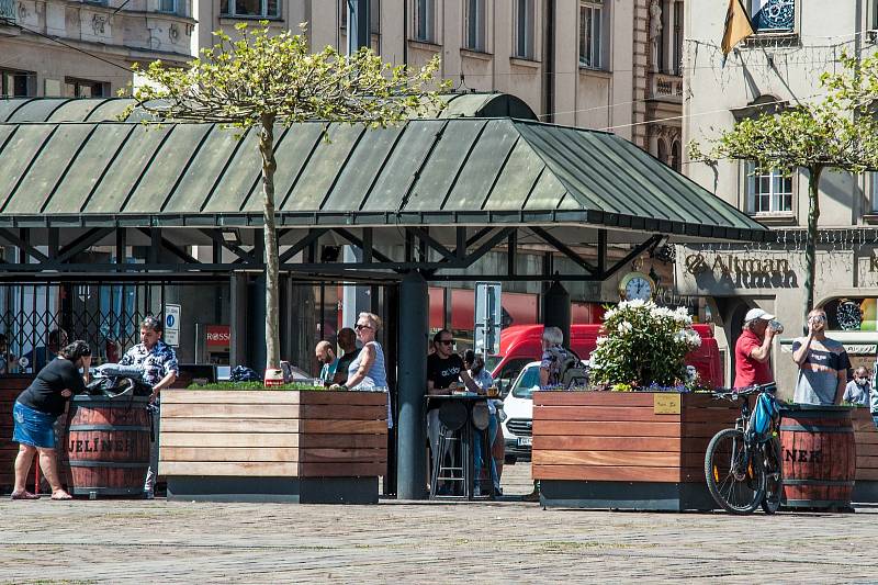 Také v Plzni lidé obsadili zahrádky před oblíbenými podniky. Vláda přitom jejich otevření povolila až od 17. května.