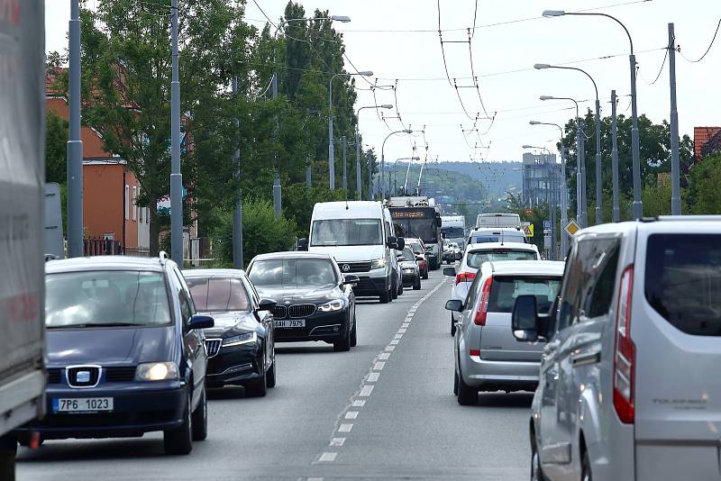 Ocelovou lávku pro pěší instalují technici přes čtyřproudovou ulici U Seřadiště. Ta zároveň překlene i modernizovanou železniční trať a nahradí tak stávající čtyřkolejný přechod do ulice Na Lipce. Kolony na objízdné trase v Nepomucké ulici.