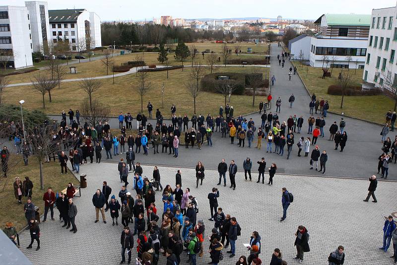 Studenti Západočeské univerzity v Plzni se ve čtvrtek zapojili do protestu #VyjdiVen.