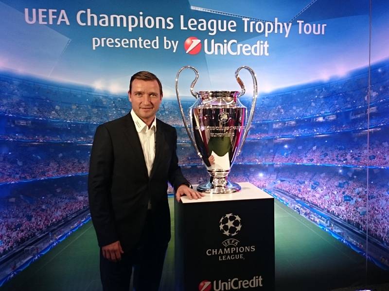 Vladimír Šmicer  představil  v Plzni v rámci turné UniCredit UEFA Champions League Trophy Tour trofej pro vítěze  Ligy mistrů, kterou v dresu Liverpoolu v roce 2005 získal.