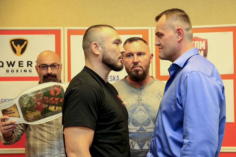 Václav Pejsar (v popředí vlevo) a Pavel Šour (vpravo) před bitvou  o mistrovský titul (2017) v těžké váze boxerů profesionálů.
