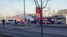 Požár osobního auta na parkovišti Penny Marketu v ulici Edvarda Beneše v Plzni