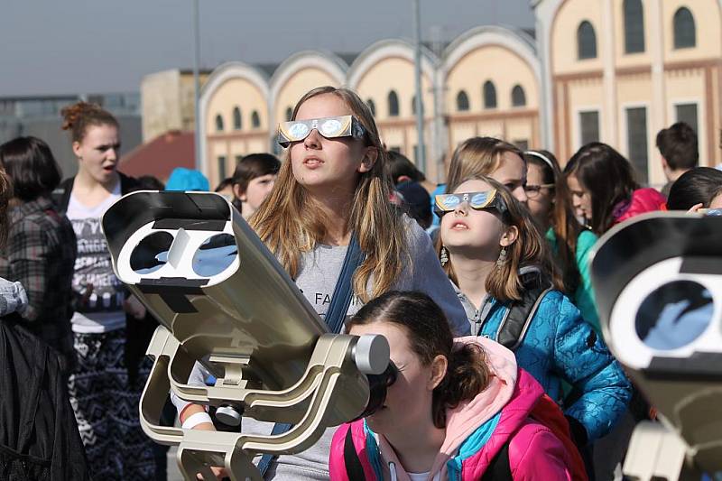 Pozorování částečného zatmění Slunce v plzeňské Techmanii