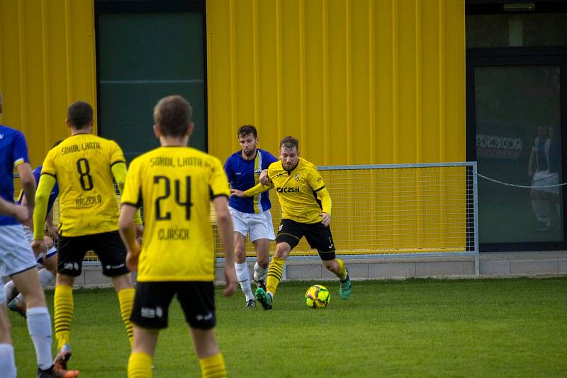 11. kolo krajského přeboru: TJ Sokol Lhota (na snímku fotbalisté ve žlutých dresech) - FK Nepomuk 3:1 (1:0).