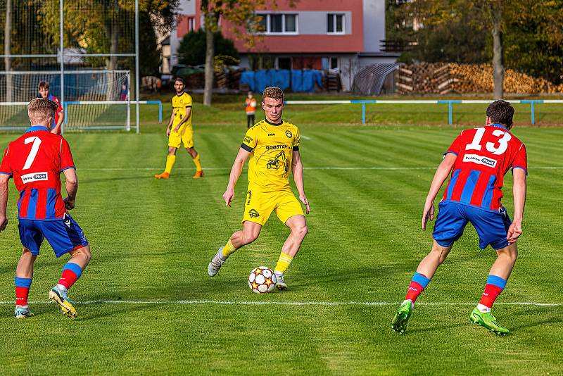 13. kolo FORTUNA ČFL, skupina A: FK ROBSTAV Přeštice (na snímku fotbalisté ve žlutých dresech) - FC Viktoria Plzeň B 1:2 (1:1).