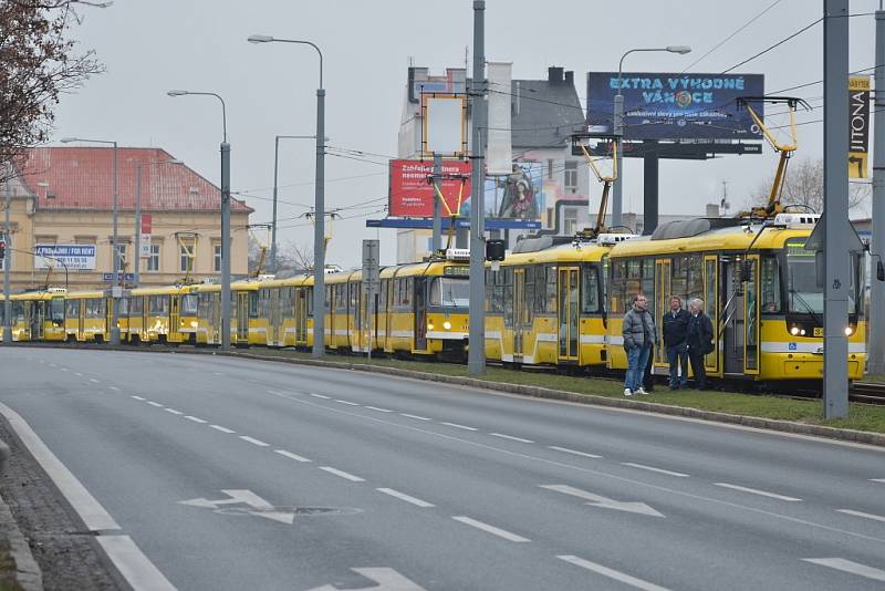 Auto skončilo na kolejích