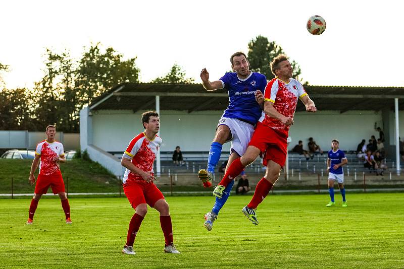 5. kolo KPM: Slavia Vejprnice (na snímku fotbalisté v červeno-bílých dresech) - TJ Zruč (modří) 1:2.