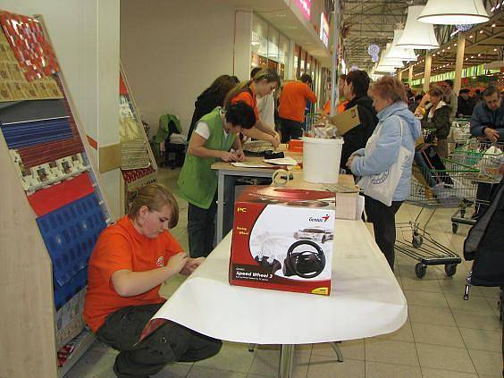 balící služba v Globusu je přetížená. Několik dívek řešilo v sobotu odpoledne dlouhou frontu lidí.