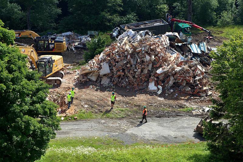 Na hoře Čerchov na Domažlicku pokračuje demolice bývalých vojenských objektů. Hotovo by mělo být do konce července. Čerchov je s nadmořskou výškou 1041 metrů nejvyšším bodem celého Českého lesa.