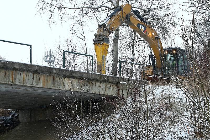 Silniční most na místní komunikaci v Chotíkově, který byl v havarijním stavu, rozebírala v sobotu 4. prosince specializovaná firma. Kvůli stavebním pracím, byla uzavřená silnice 1/20 mezi Plzní a Karlovými Vary. Hotovo by mělo být do nedělního podvečera.