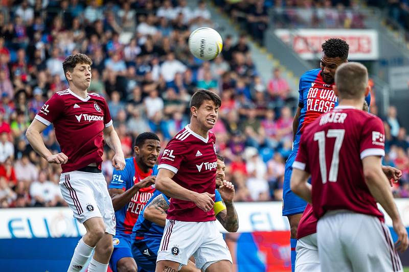 Zamává francouzský fotbalista Jean-David Beauguel plzeňskému publiku v neděli naposledy.