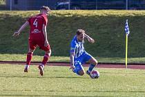 Domažlický obránce Martin Rychnovský v přípravném zápase s plzeňským Petřínem (v červeném), které Jiskra před týdnem vyhrála 2:0.