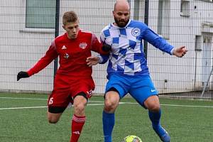 Petřínský Jakub Spiegel (na snímku v červeném dresu) stihl v jednom zápase vstřelit gól do obou branek.