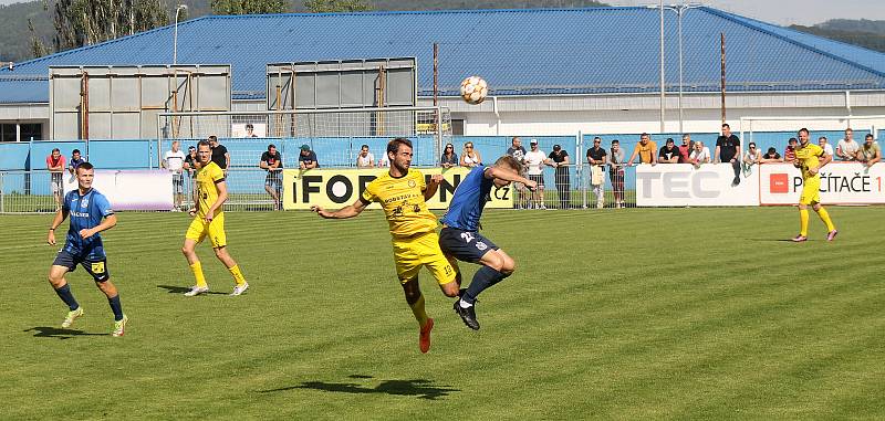 5. kolo FORTUNA ČFL, skupina A: FK ROBSTAV Přeštice (na snímku fotbalisté ve žlutých dresech) - TJ Jiskra Domažlice (modří) 5:1 (2:0).