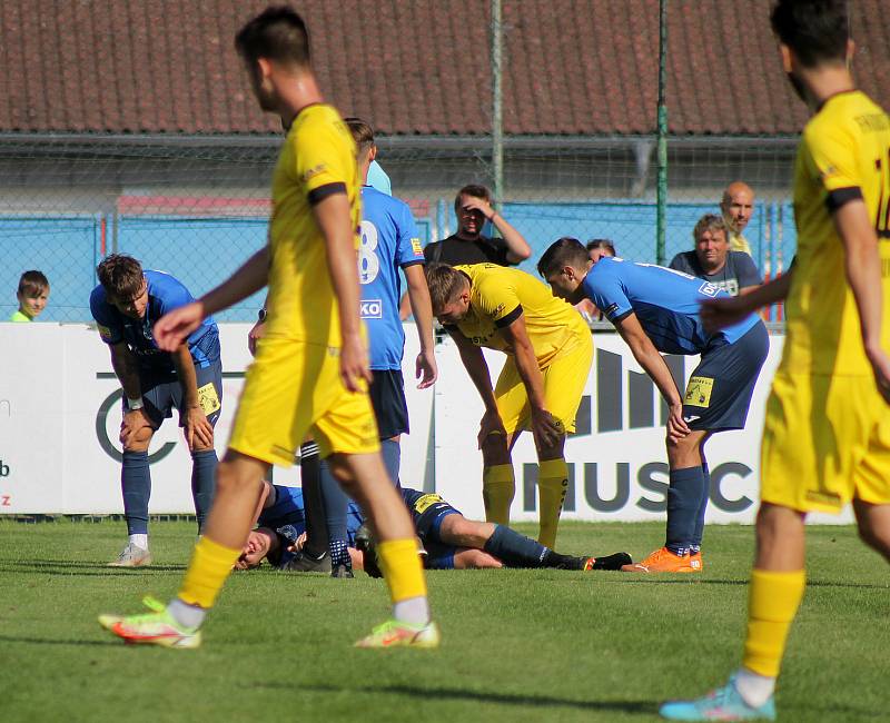 5. kolo FORTUNA ČFL, skupina A: FK ROBSTAV Přeštice (na snímku fotbalisté ve žlutých dresech) - TJ Jiskra Domažlice (modří) 5:1 (2:0).