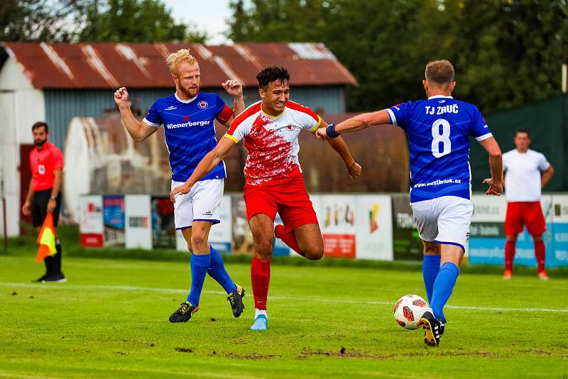 Fotbalisté SK Slavia Vejprnice (na archivním snímku hráči v červenobílých dresech) poprvé na jaře zvítězili, na domácí půdě udolali Slavoj Mýto 1:0.