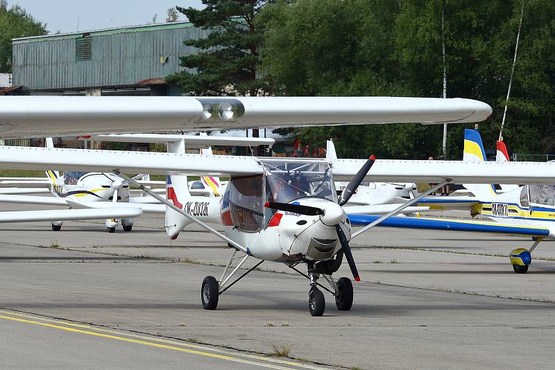 Více než pět desítek letadel, vrtulníků a kluzáků, které jsou na letišti v Líních provozovány, přistavili na stojánku letiště jejich provozovatelé, piloti a nadšenci do létání na důkaz toho, že je na letišti provoz a slouží stále k leteckým činnostem