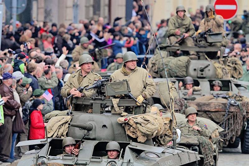 Slavnosti svobody začaly, na náměstí Republiky se konala historická rekonstrukce příjezdu americké armády.